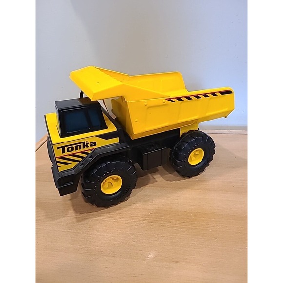2012 Tonka Dump Truck Big Yellow T01 #93918 XMB-975 - Picture 3 of 13